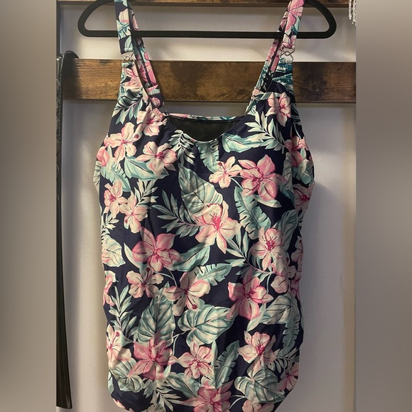 Plus sized bathing suit top - Picture 1 of 4